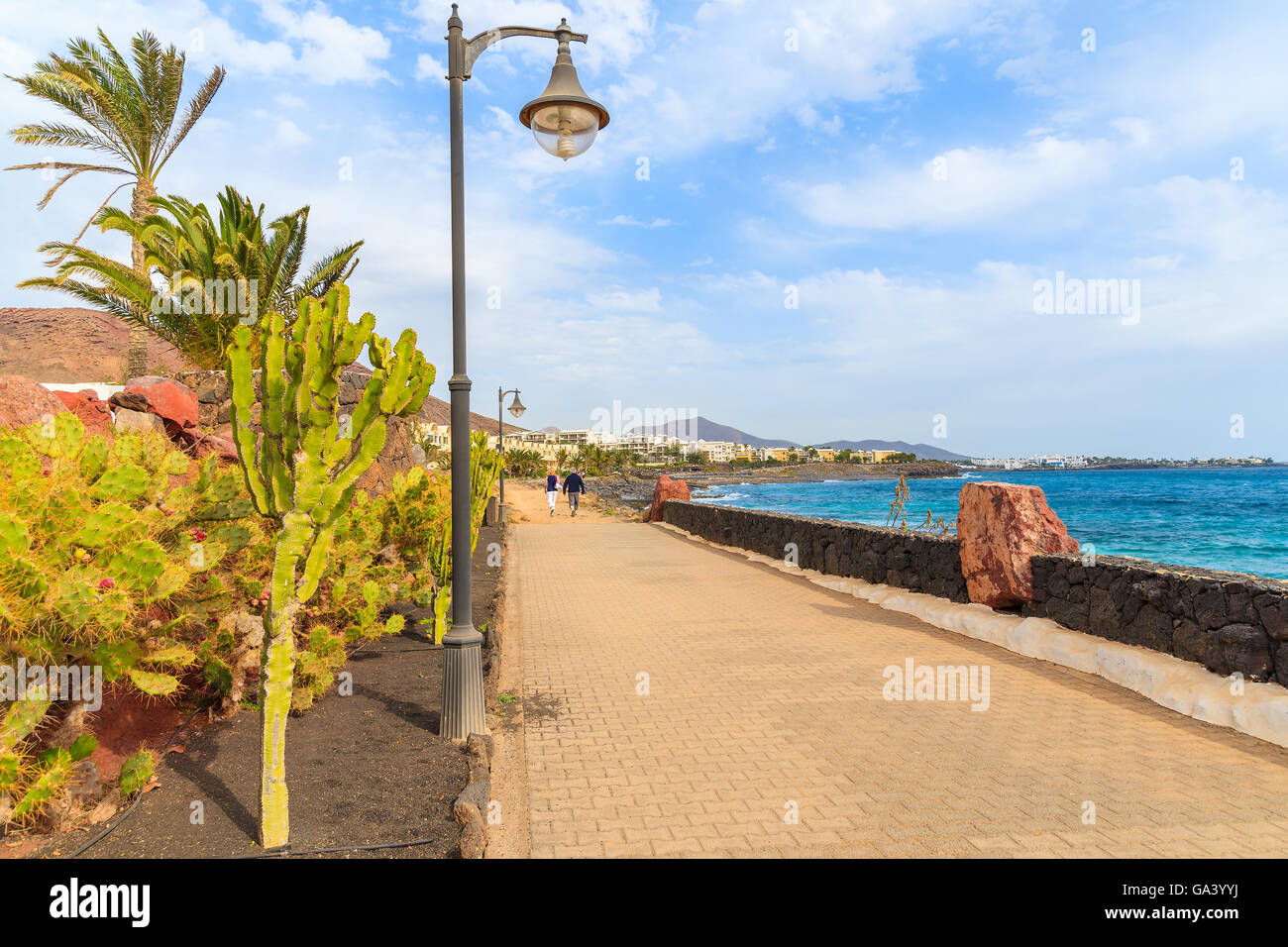 Passeggiata costiera lungo l'oceano in Playa Blanca, Lanzarote, Isole Canarie, Spagna Foto Stock