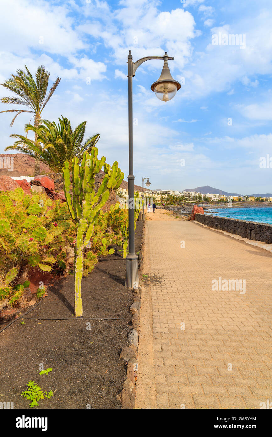 Passeggiata costiera lungo l'oceano in Playa Blanca, Lanzarote, Isole Canarie, Spagna Foto Stock