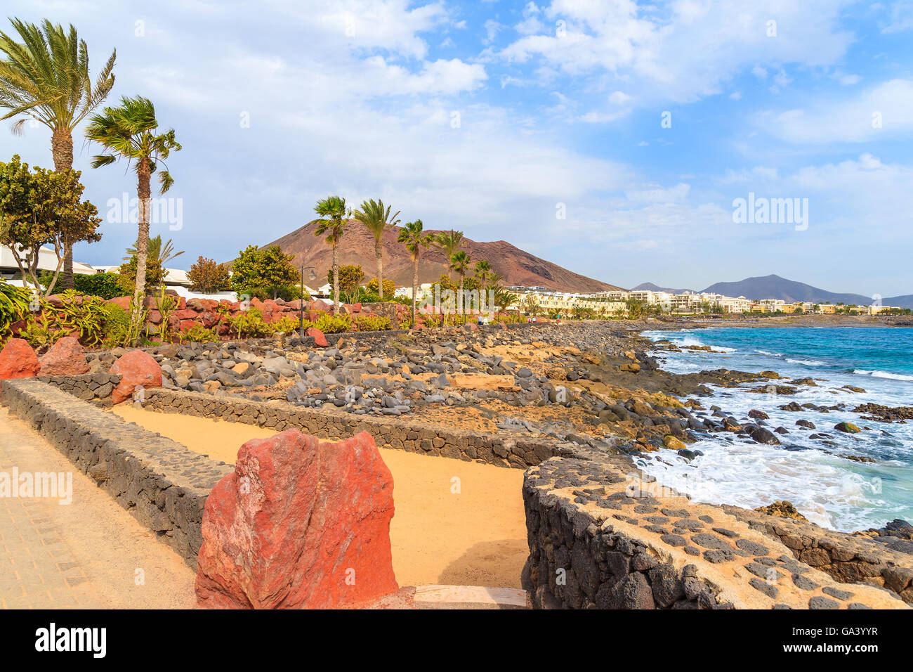 Passeggiata costiera lungo l'oceano in Playa Blanca, Lanzarote, Isole Canarie, Spagna Foto Stock