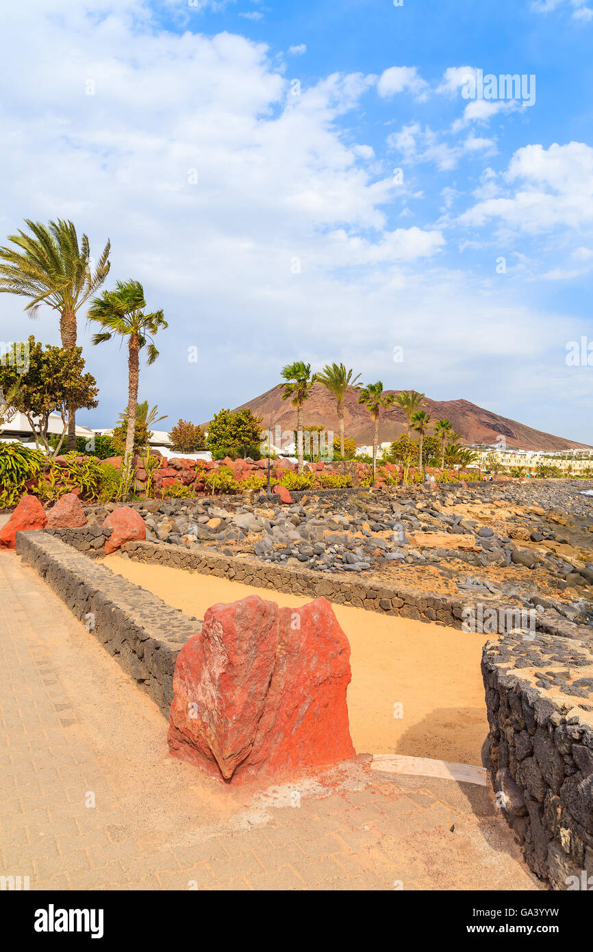 Passeggiata costiera lungo l'oceano in Playa Blanca, Lanzarote, Isole Canarie, Spagna Foto Stock