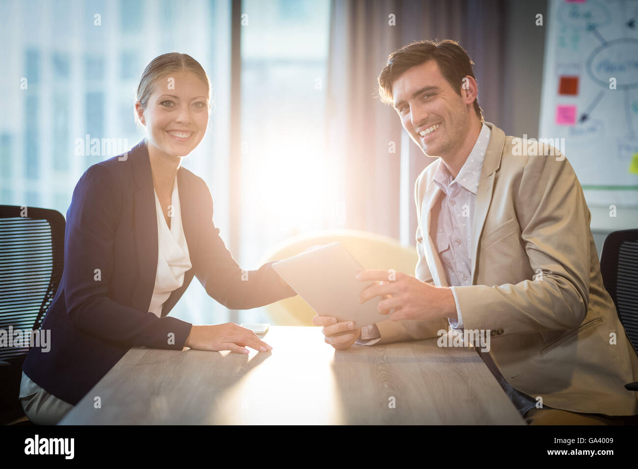 Imprenditore e imprenditrice azienda tavoletta digitale Foto Stock