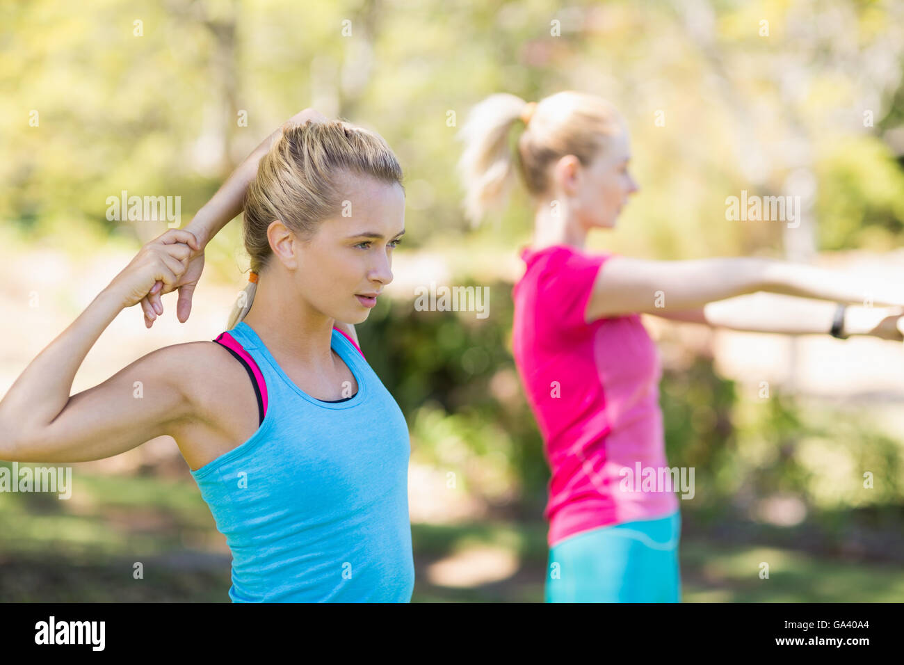 Giovane e bella delle donne che esercitano Foto Stock