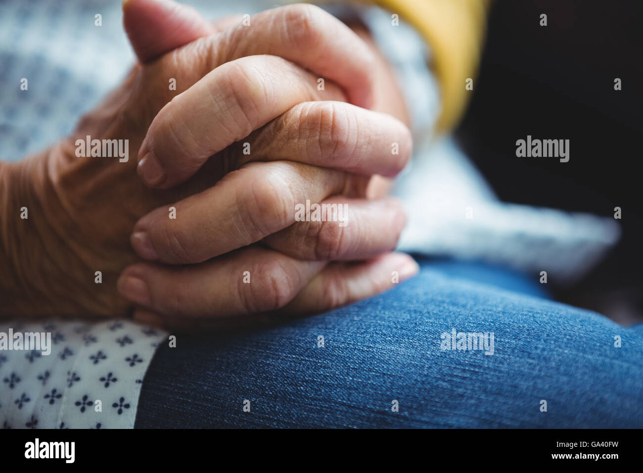 Close-up di mani giunte Foto Stock