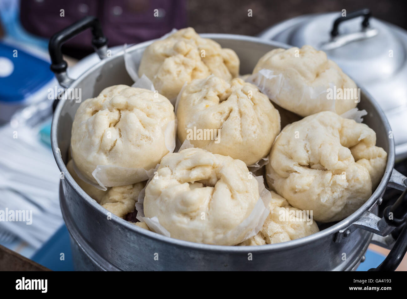 Cinese focacce cotte al vapore al mercato Foto Stock