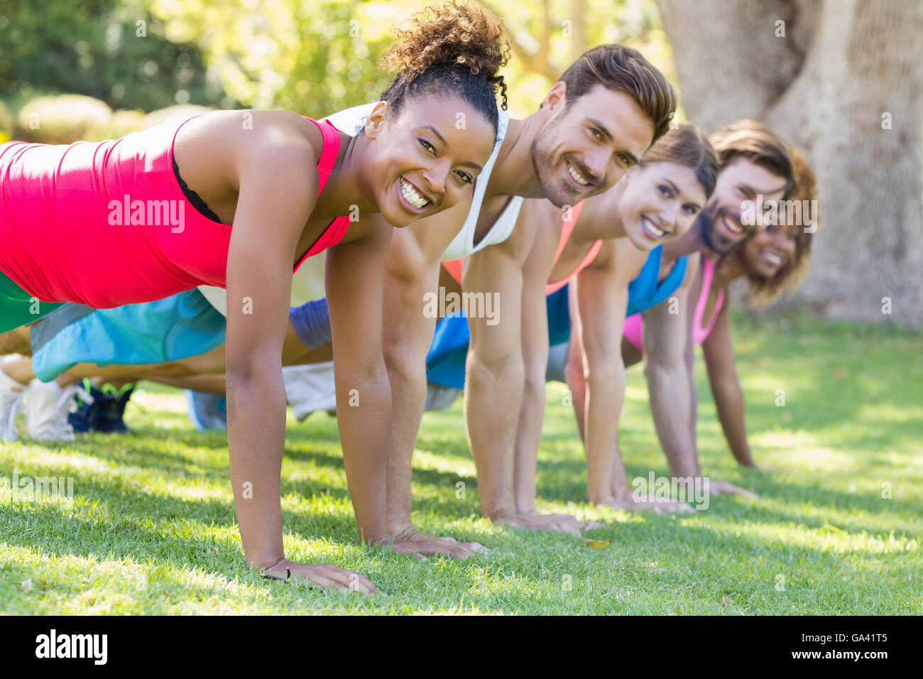 Ritratto di un gruppo di amici che esercitano Foto Stock