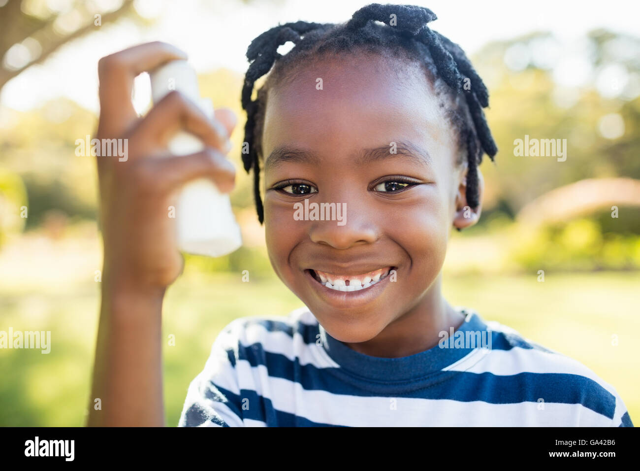 I bambini in possesso di un oggetto e sorridente Foto Stock