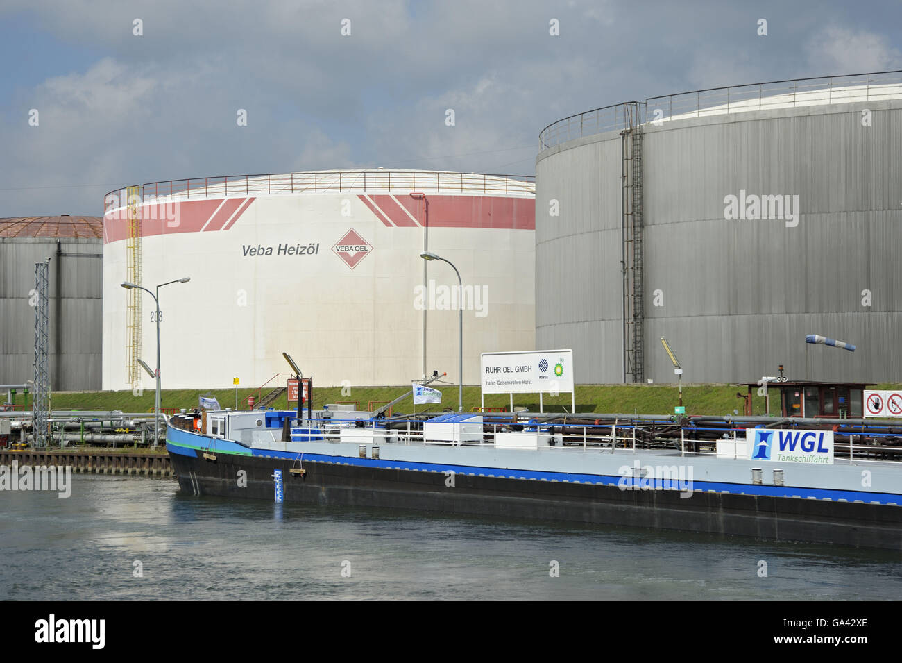 Nave, porto di Veba Oel Ag, Rhine-Herne Canal, Gelsenkirchen, zona della Ruhr, Renania settentrionale-Vestfalia, Germania Foto Stock