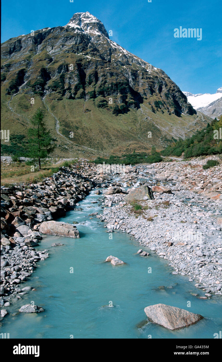 Brook glaciale e picco di montagna, Austria Foto Stock