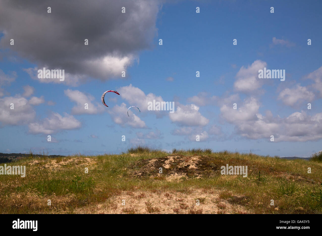 Il kite surf in Pontedeume, Spagna. Foto Stock