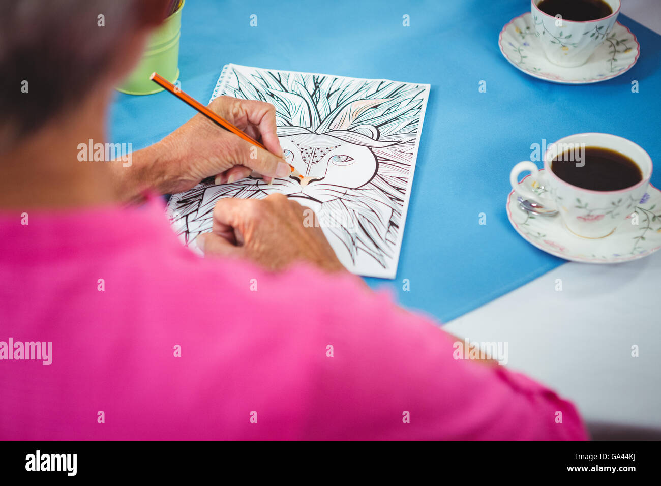 Disegno di Lion su un foglio di carta con due tazza di caffè Foto Stock