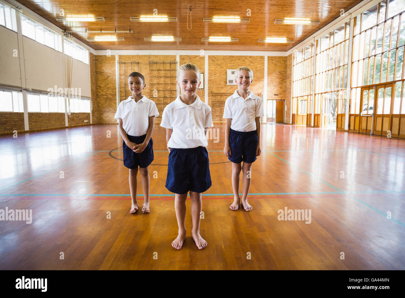 Ritratto di studenti in piedi nella palestra della scuola Foto Stock