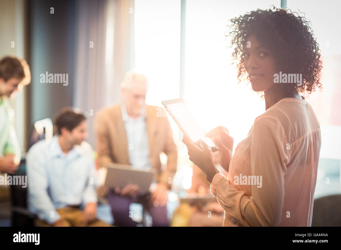 Imprenditrice azienda tavoletta digitale Foto Stock