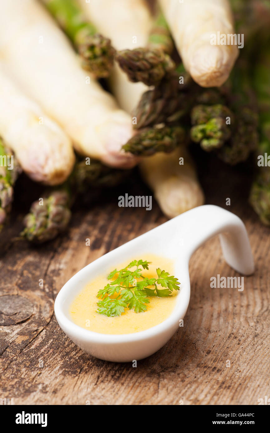 Salsa hollandaise e miscelati gli asparagi Foto Stock