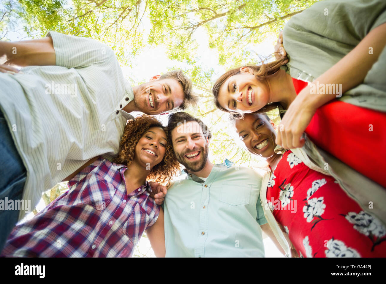 Gli amici sorseggiando in posizione di parcheggio Foto Stock