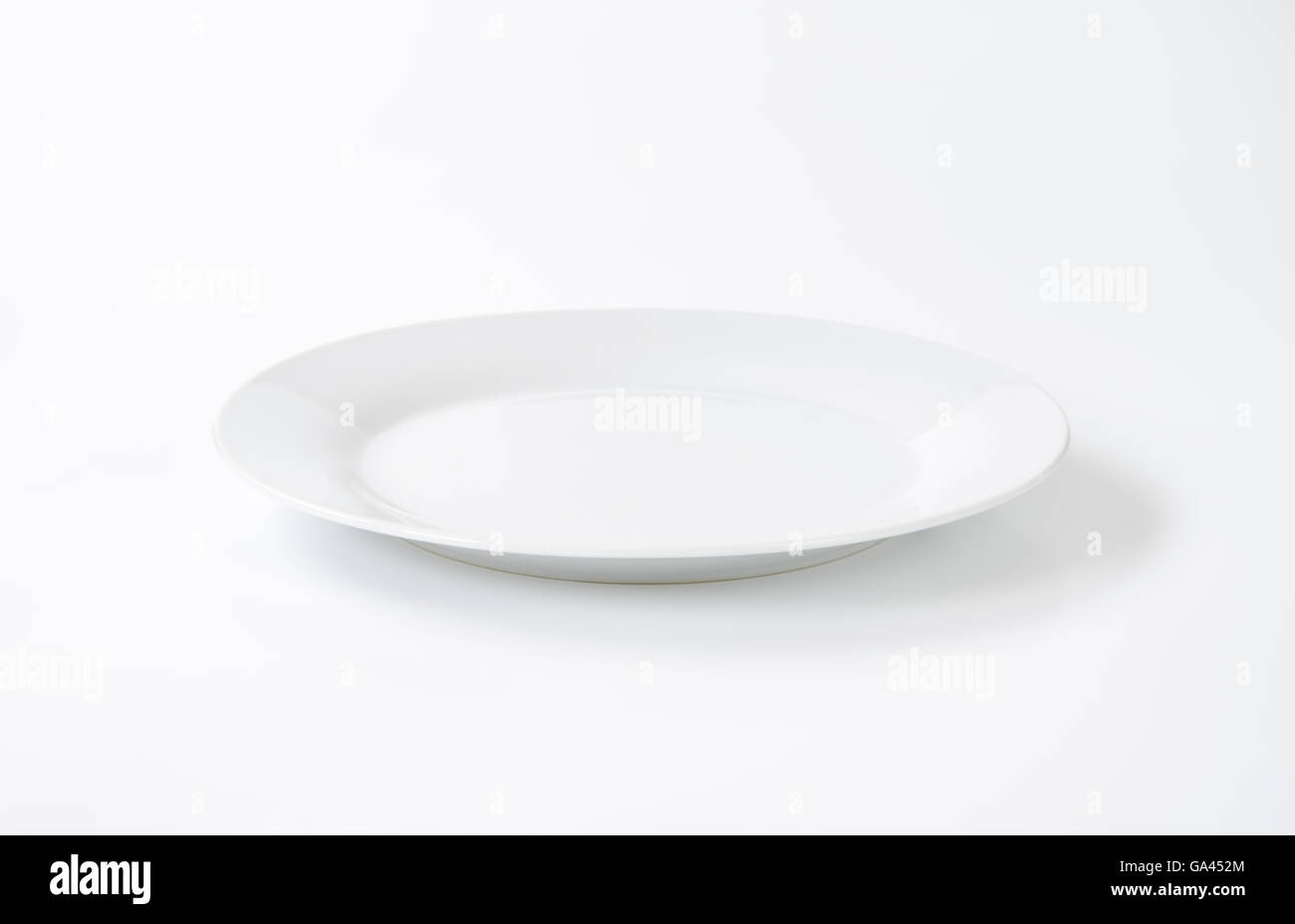 Round di colore bianco porcellana piastra cena Foto Stock