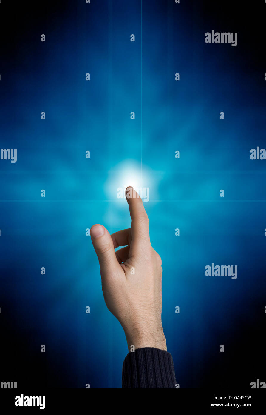 Maschio lato toccando una luce Foto Stock