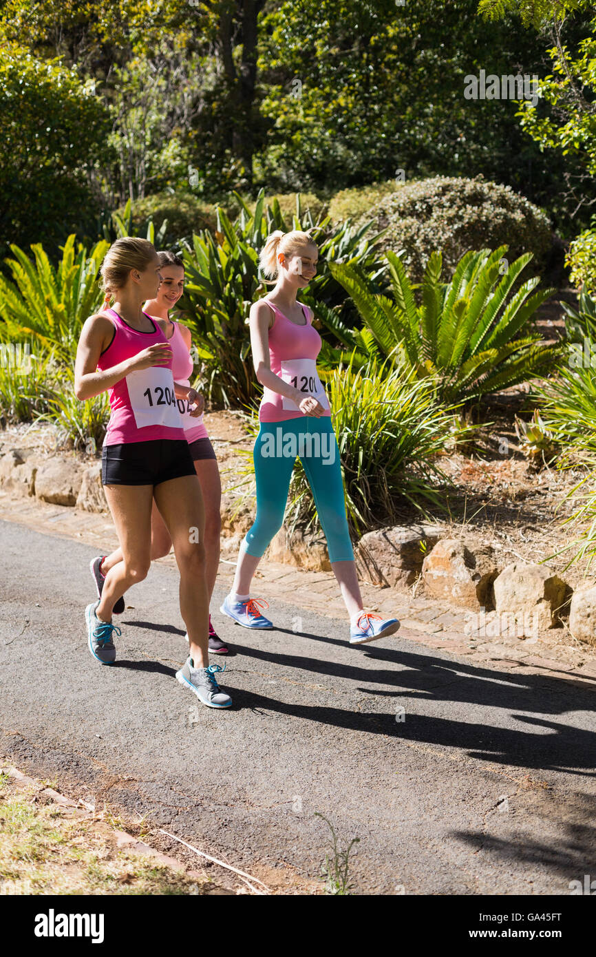 Giovane atleta donna a piedi Foto Stock