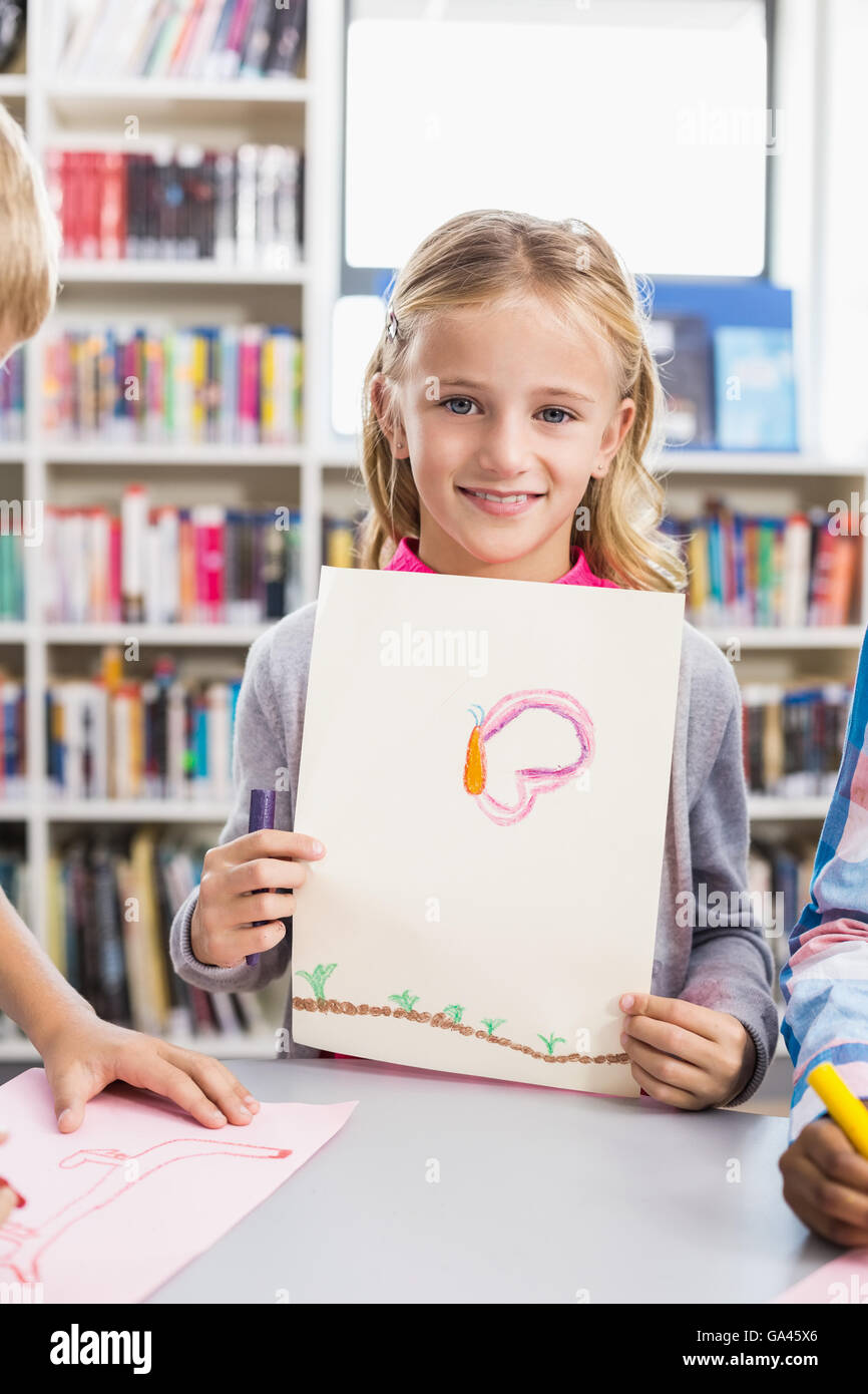 Ritratto di schoolgirl mostrando il suo disegno Foto Stock