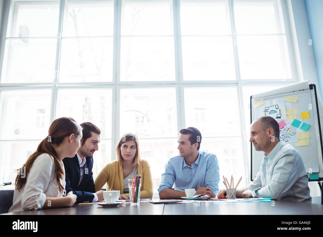 La gente di affari di discutere in sala riunioni Foto Stock