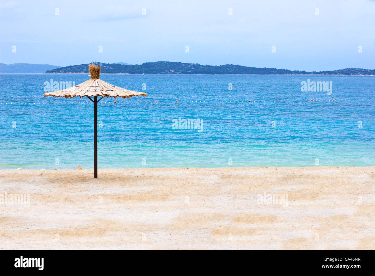 Sabbia di mare cielo e giorno di estate Foto Stock