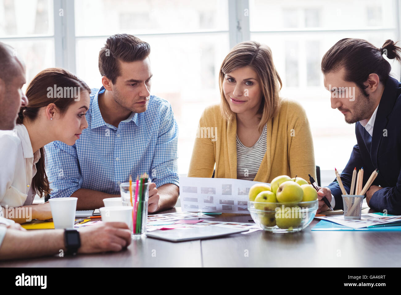 Foto interessante editor con i colleghi di lavoro nella sala riunioni Foto Stock