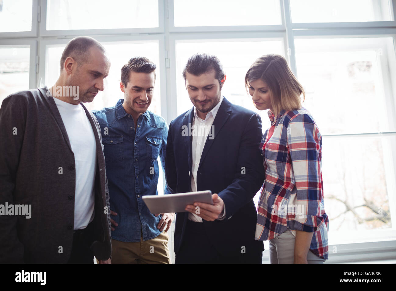 Imprenditore mostra digitale compressa ai colleghi Foto Stock