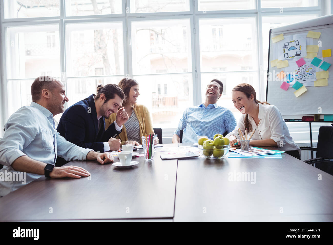 Allegro colleghi discutendo in sala riunioni Foto Stock
