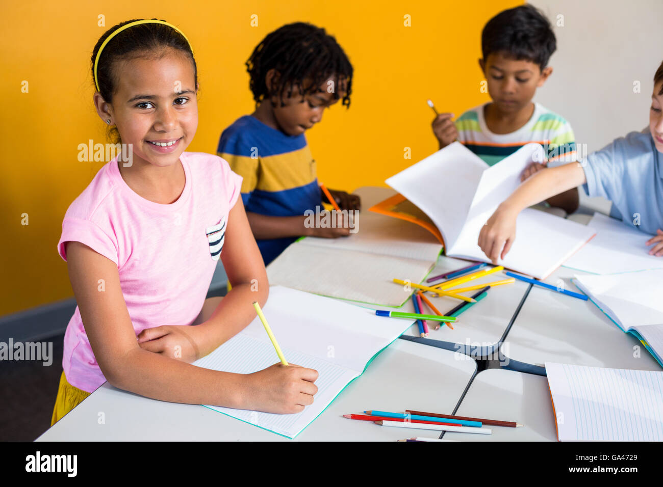 Ragazza carina con i compagni di classe Foto Stock