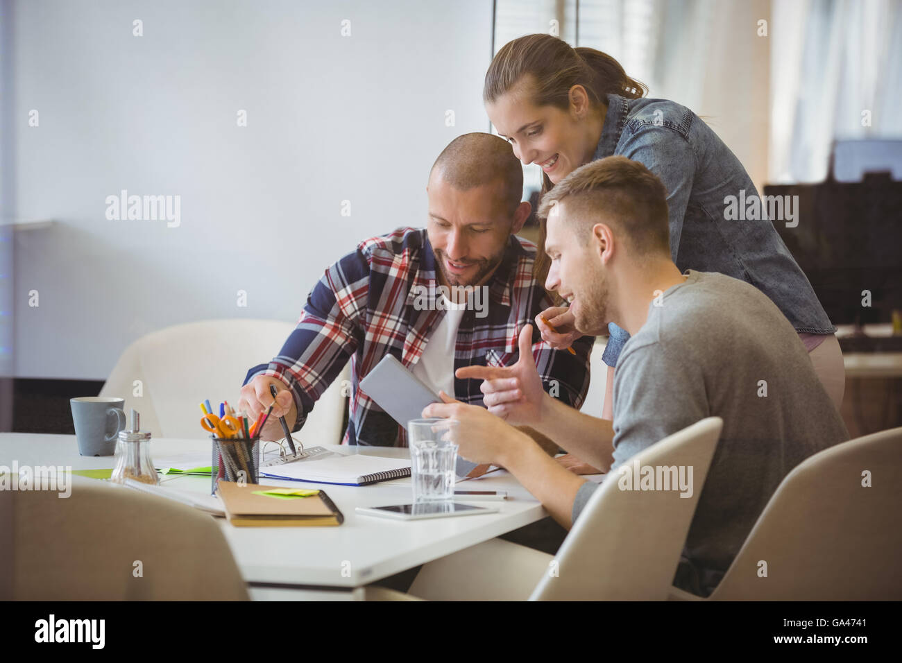 Imprenditore a discutere con il collega in sala riunioni Foto Stock