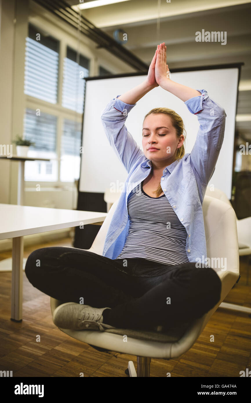 Imprenditrice meditando in sala riunioni Foto Stock