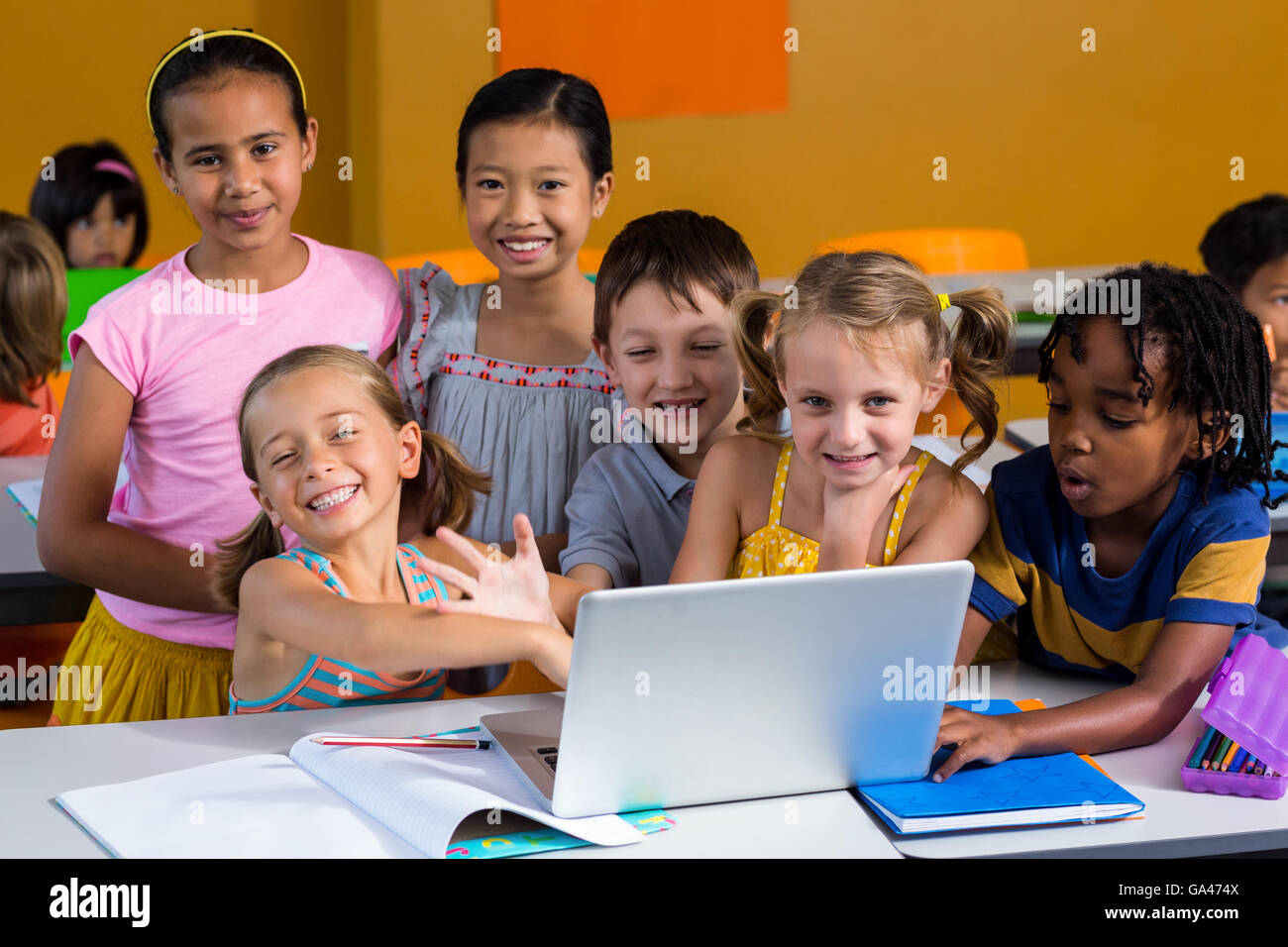 Sorridente multi etnico bambini utilizzando laptop Foto Stock