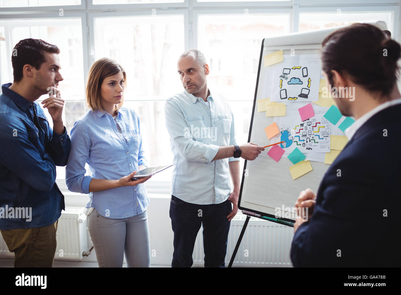Imprenditore persone con tavoletta digitale discutendo in sala riunioni Foto Stock