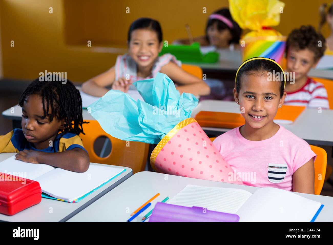 I bambini con artigianato seduta sul banco di lavoro Foto Stock
