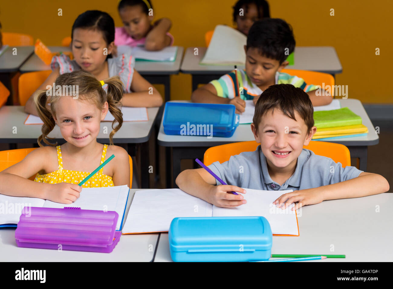 Carino compagni sorridente in aula Foto Stock