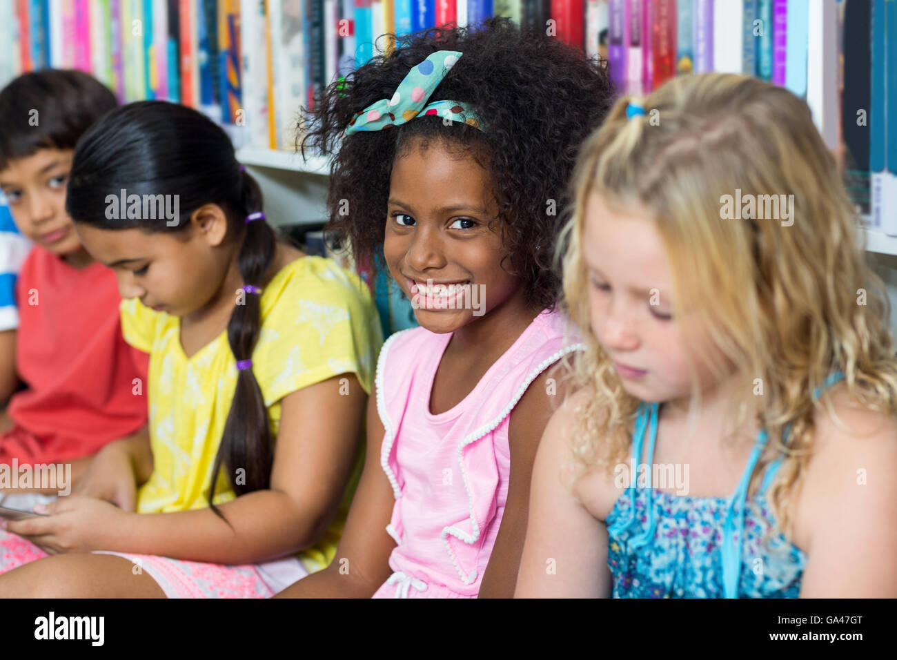 Ragazza vivace con i compagni di classe Foto Stock