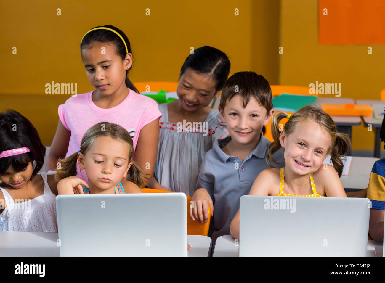 Bambini sorridente con notebook Foto Stock