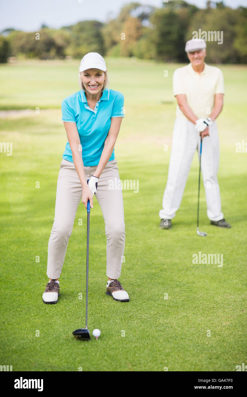 Ritratto di sorridente coppia matura per giocare a golf Foto Stock