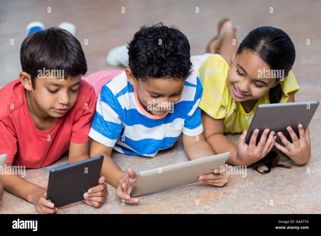 Carino bambini utilizzando le compresse digitale Foto Stock