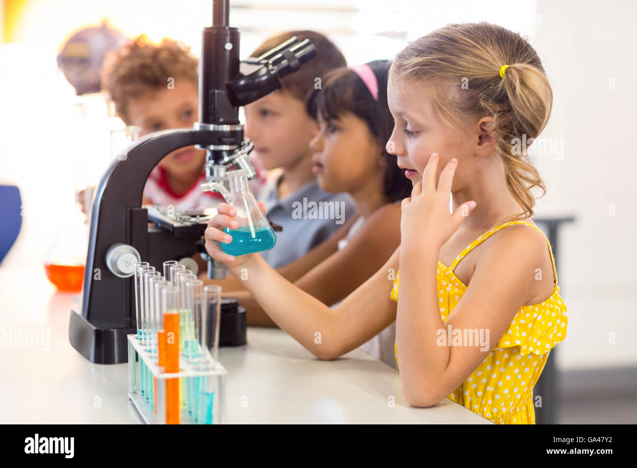 Ragazza guardando chemical Foto Stock