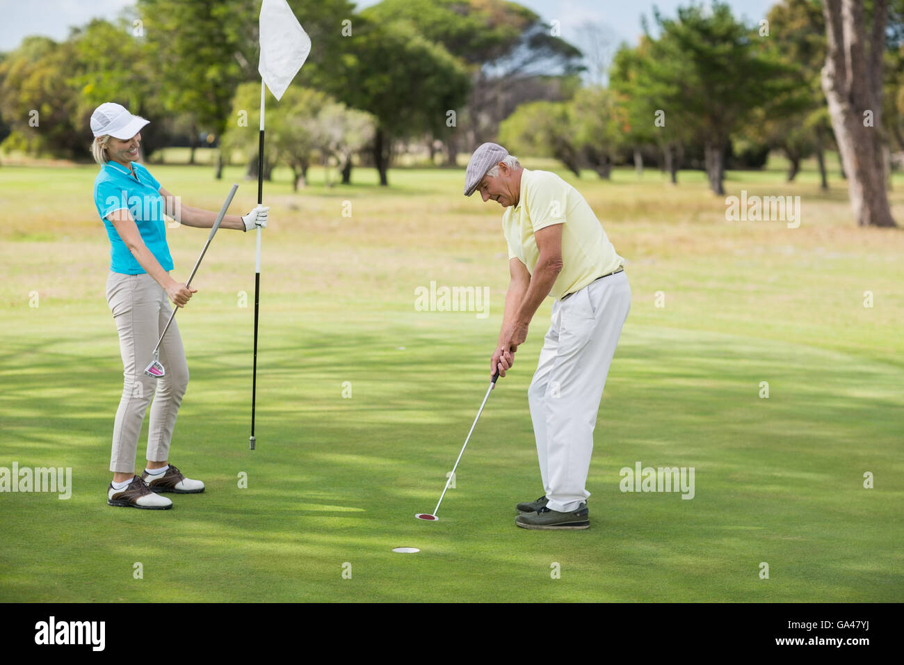 Uomo maturo e la donna giocando a golf Foto Stock