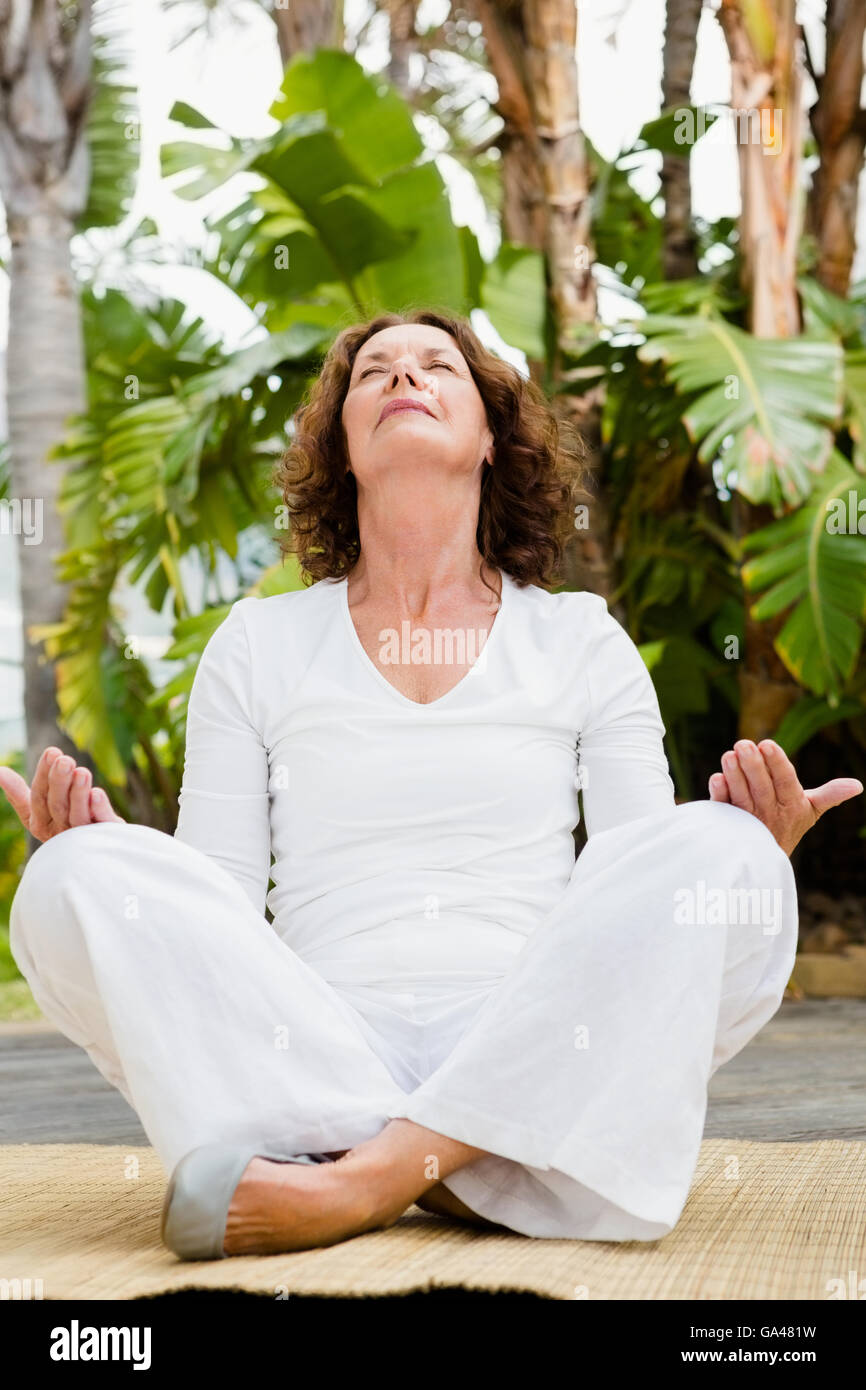 Donna matura la pratica dello yoga Foto Stock