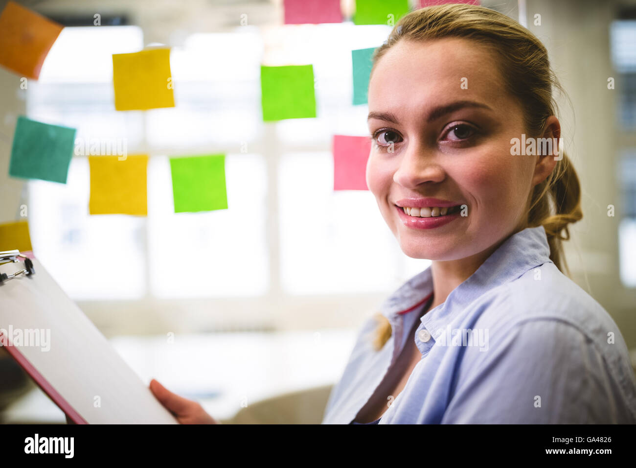 Imprenditrice azienda nota pastiglia contro sticky notes Foto Stock