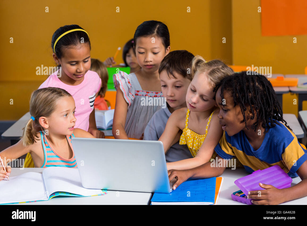 I bambini utilizzando laptop Foto Stock