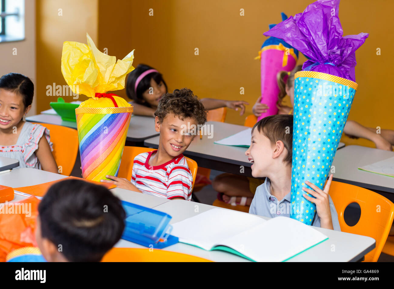 Carino bambini con artigianato seduta sul banco di lavoro Foto Stock