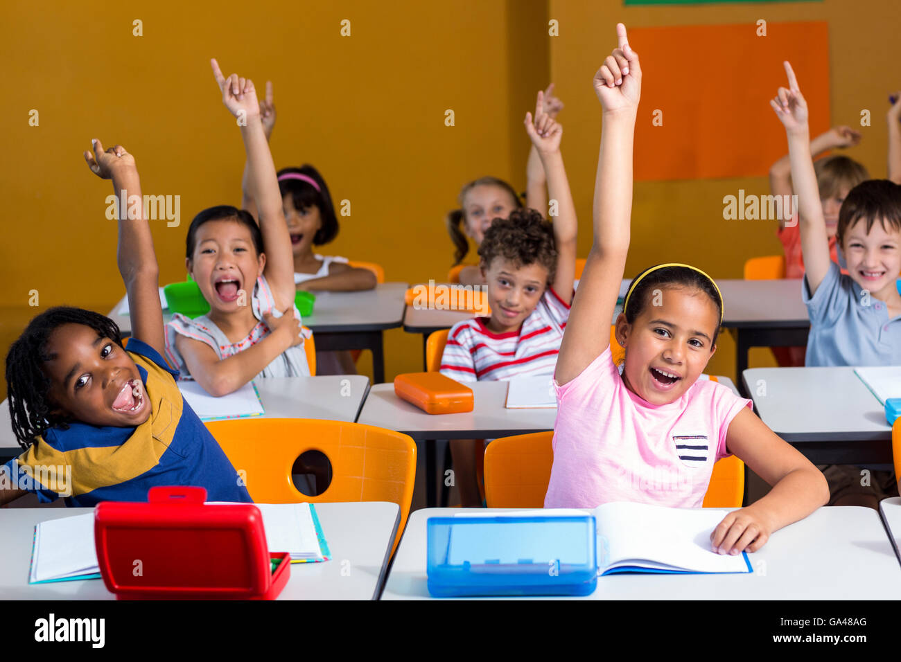 I bambini ad alzare la mano Foto Stock