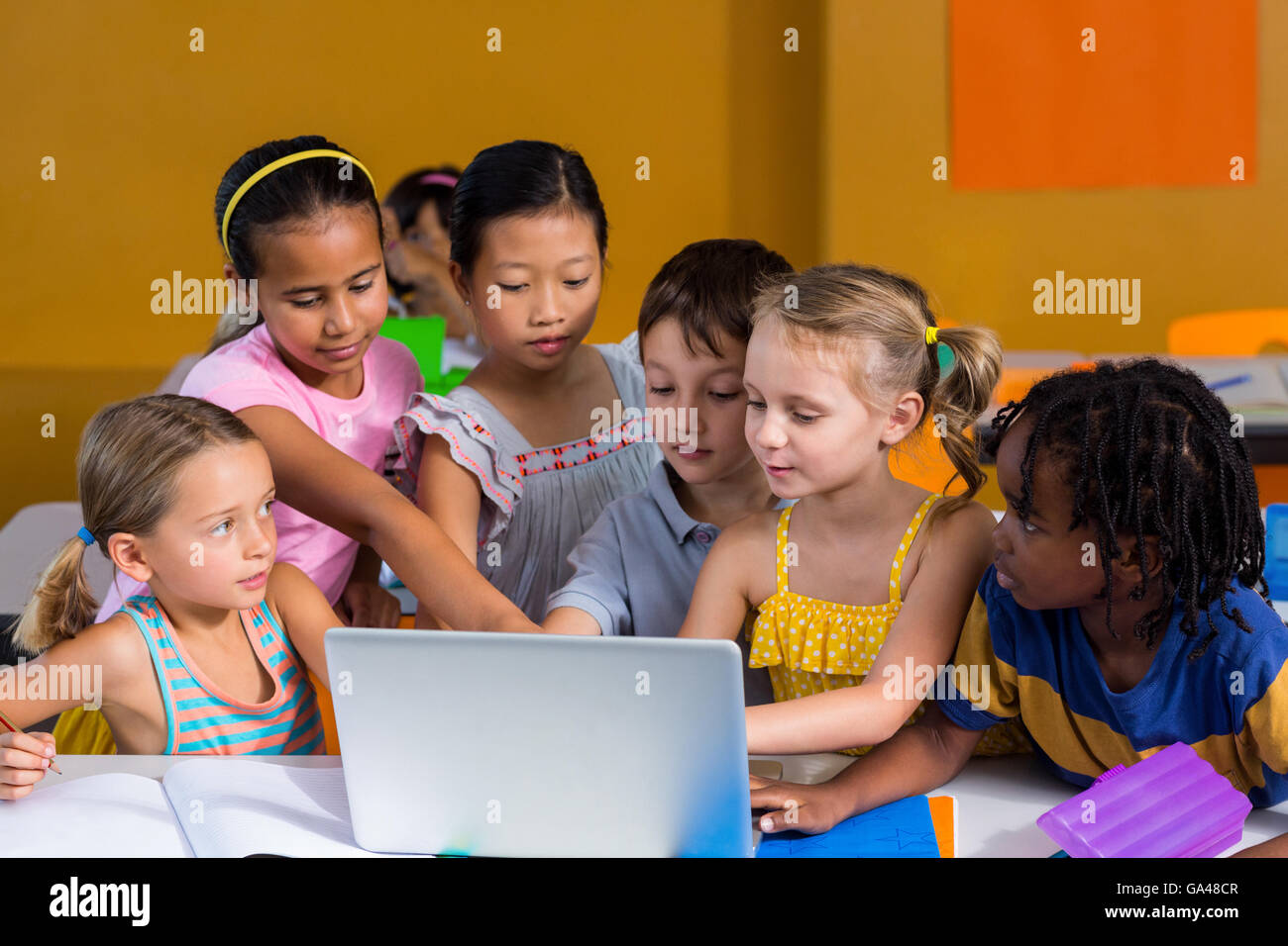 Compagni di classe utilizzando laptop Foto Stock