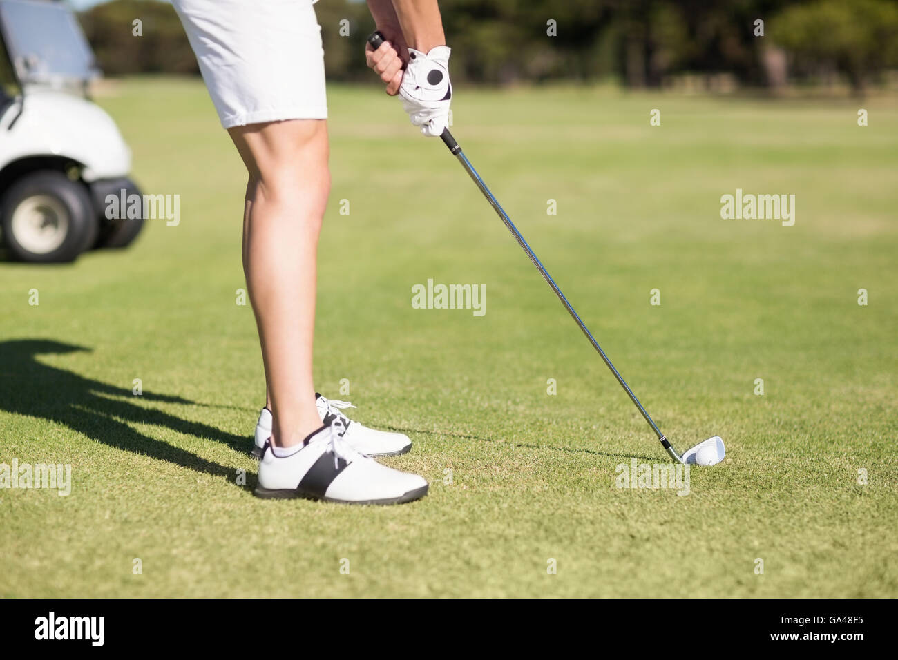 Sezione bassa del giovane uomo giocando a golf Foto Stock