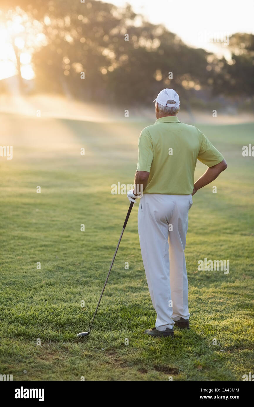 Vista posteriore di uomo maturo holding golf club Foto Stock