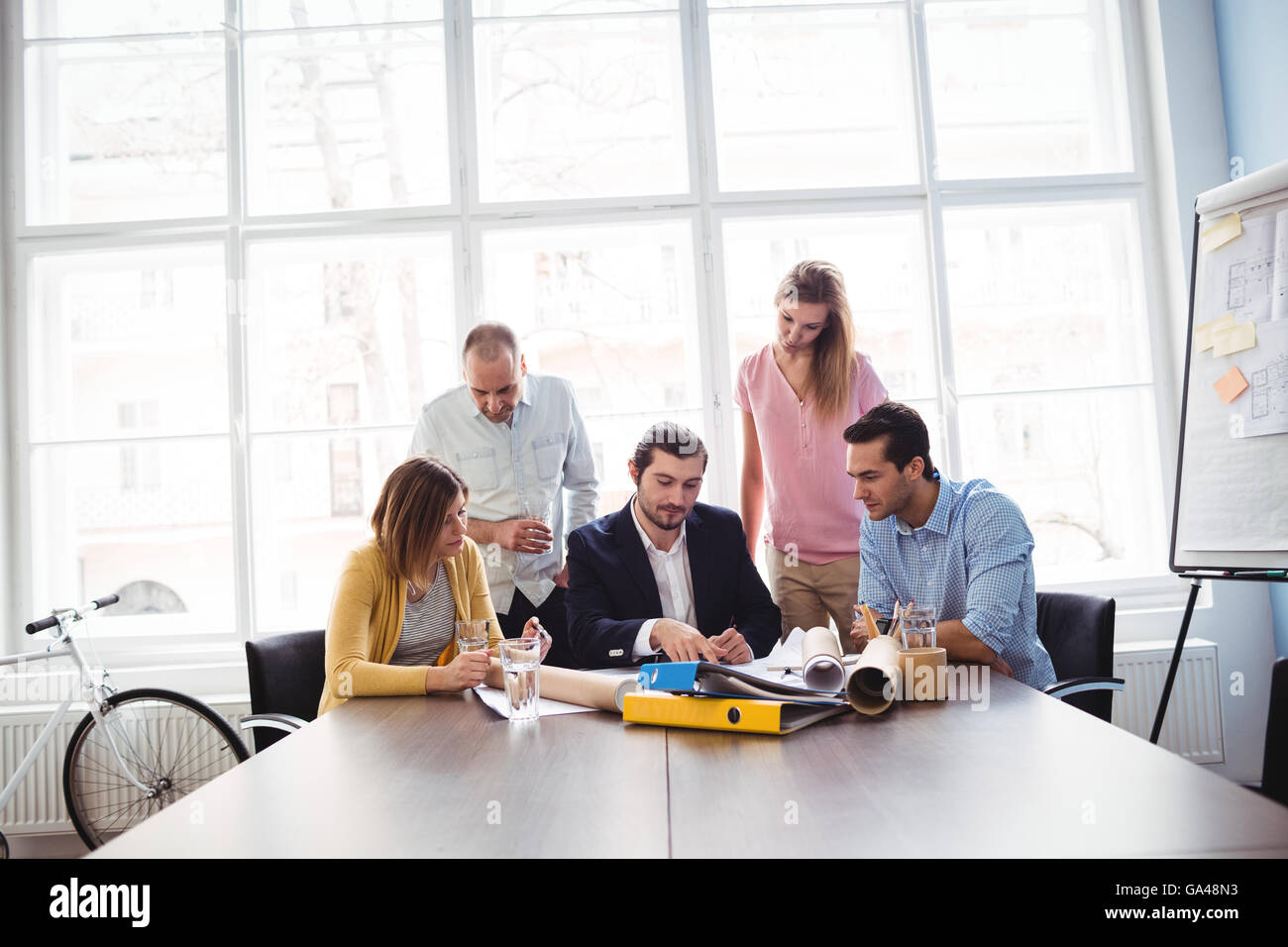 La gente di affari in sala riunioni Foto Stock