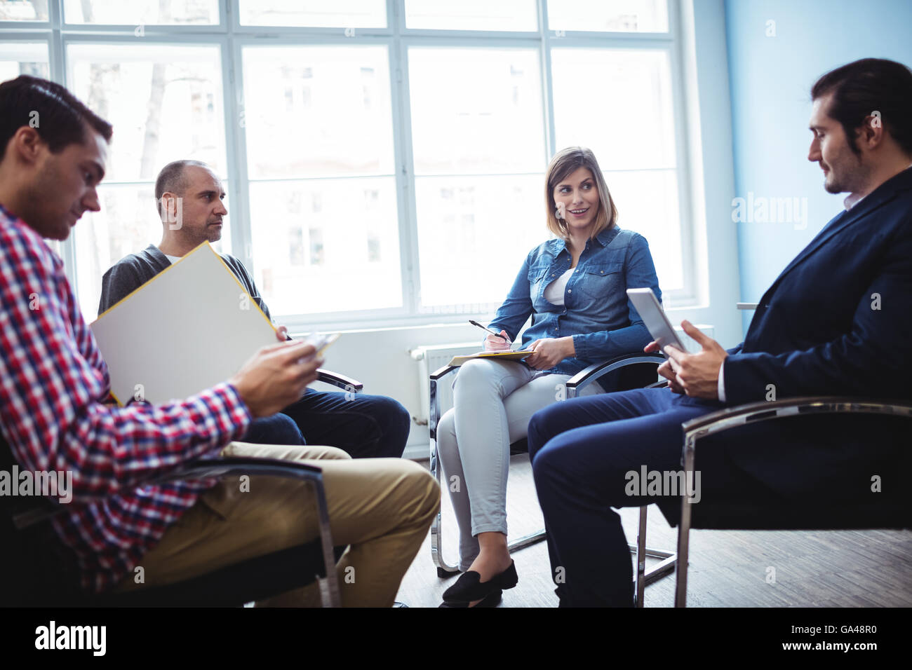 La gente di affari a discutere durante la riunione Foto Stock
